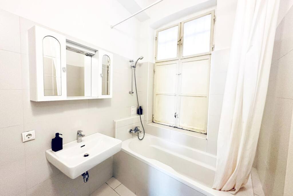 Best Location - Cozy City Centre Apartment Вена Экстерьер фото